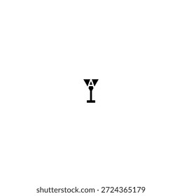 El logotipo de la taza de la bebida está en la forma de la letra A, único y hermoso para mirar.
