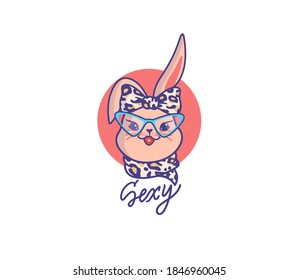 El logotipo del conejo de Pascua. Conejo de moda en los anteojos y tela leopardo con una frase de letras - Sexy. Bueno para diseños de camisetas, pegatinas, anuncios, etc. Esta es una ilustración vectorial