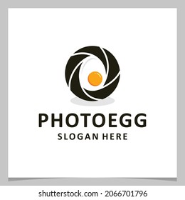 Logo with egg and camera. Vector sign omelet in a pan. Illustration breakfast with camera symbol. Premium vector