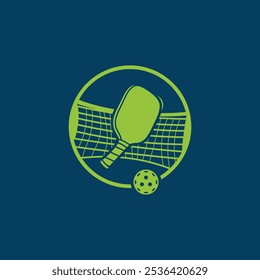 El logotipo presenta una raqueta de pickleball verde dentro de un círculo, con una bola en la parte inferior. Detrás de la raqueta, hay una red que representa la cancha. El verde brillante contrasta con el fondo azul oscuro