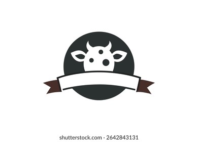 Een logo met een gevlekte koe en een vloeiend lint verwerkt in een cirkelvormig ontwerp.