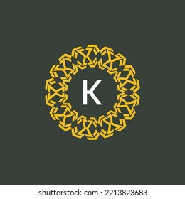 letra K de las iniciales del logotipo. emblema de círculo con un patrón étnico. logotipo de ornamento redondo