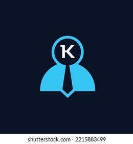 letra K de las iniciales del logotipo. logotipo para ofertas de empleo o contratación de empleados. combinación del símbolo de figura humana, una lupa, iniciales y una corbata.