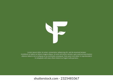 letra de logotipo de la naturaleza foliar verde