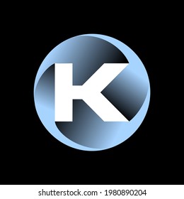 El logo está hecho de 4 comas curvas que se rotan para formar la inscripción. Tridimensional
