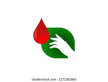  El logotipo necesita sangre con diseño de combinación de manos tratando de alcanzar una gota de sangre sobre un fondo verde de hojas un símbolo de vida