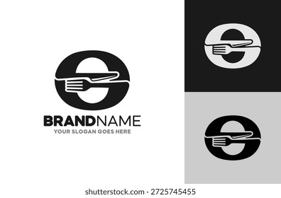 Logotipo com O Inicial Inspirado pela Faca de Cozinha e Garfo para Serviços Alimentares. Isolado no fundo branco.