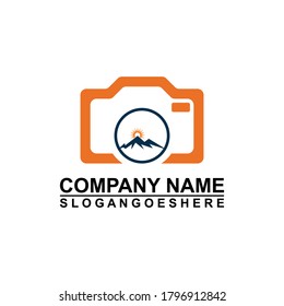 Cámara fotográfica con logotipo y montaña, versión digital naturaleza concepto de símbolo creativo. Logo Aventura al aire libre y logotipo Turismo de montaña, excursionismo