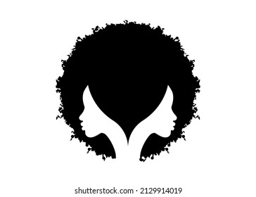 diseño circular del logo de una mujer afroamericana con perfil facial con pelo rizado negro. Las mujeres perfilan la silueta de peinado sobre el fondo blanco. Ilustración de vectores aislada