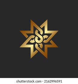 El logotipo es un ambigrama y monograma S y M. Color dorado sobre un fondo oscuro.