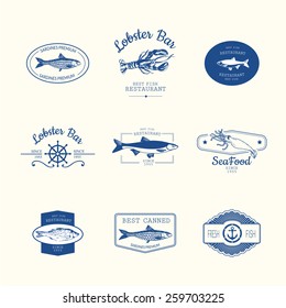 Conjunto de logotipos para el restaurante de marisco o el bar con una foto del pescado. El azul canta sobre fondo blanco.