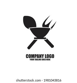 un logotipo con un diseño sencillo que hace referencia a la combinación de cuchara, tenedor y tazón