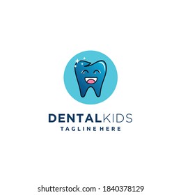 Logo con dientes pequeños con rostros de sonrisa lindos para clínica dental familiar con antecedentes blancos y azules