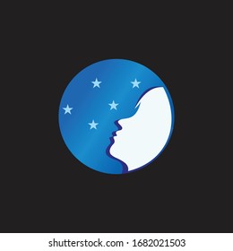 Logo, das den hellen Himmel anstarrt