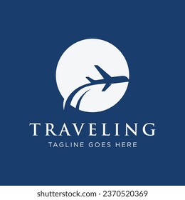 Logo de la agencia de viajes de verano de las aerolíneas de vacaciones creativas.logo para empresas, agentes de billetes de avión, vacaciones y empresas.