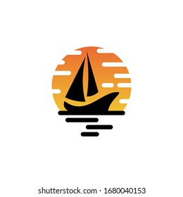 Das Logo mit dem Sonnenuntergang Icon und es gibt ein Segelschiff über dem ruhigen Meer.
Das Logo kann auf verschiedene Medien und Branchen angewendet werden.