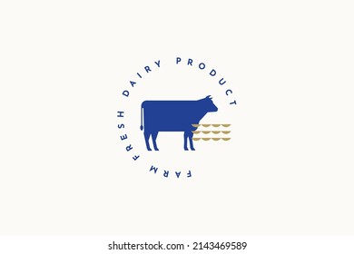 Plantilla de logotipo con una silueta azul de una vaca sobre un fondo claro. Emblema de las tiendas de carniceros. La imagen se puede usar para el diseño de envases, menú de restaurante, diseño de mercado. Ilustración vectorial.