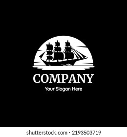 Plantilla de logotipo: Essilueta clásica de barco de vela con puesta de sol