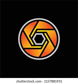 un logotipo que simboliza un círculo y se combina con un hexágono estilizado como vórtice de lente digital