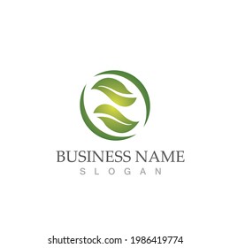 Logos von grünen Baumblätterökologie, Naturelement Vektorgrafik