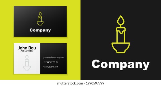 Línea de logotipo Icono de vela de grabación aislado en fondo negro. Palo cilíndrico de velas con llama ardiente. Elemento de plantilla de diseño de logotipo. Vector