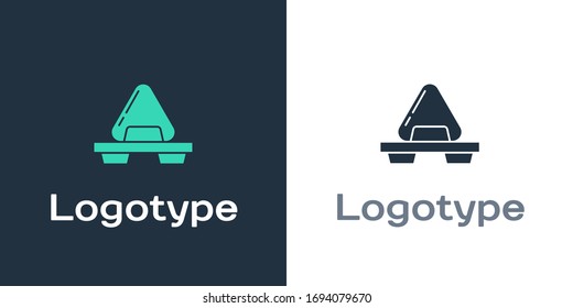 Logotipo Sushi en el icono de la tabla de corte aislado en fondo blanco. Sushi de comida asiática en tablero de madera. Elemento de plantilla de diseño del logotipo. Ilustración vectorial