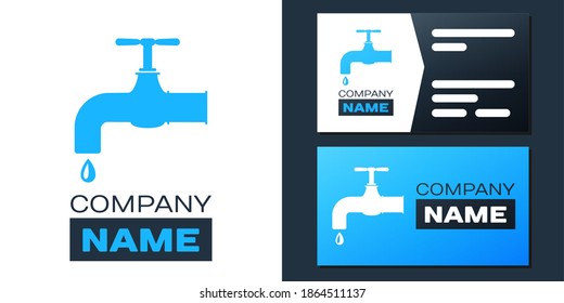 Logotipo Grifo de agua con un icono de caída de gota de agua aislado en fondo blanco. Elemento de plantilla de diseño de logotipo. Vector.
