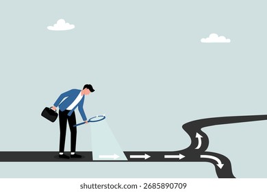 Auf der Suche nach einem Weg zum Erfolg für Entscheidungsentscheidungen, der Suche nach Möglichkeiten für Wege, Richtungen oder Wege zum Erfolgskonzept, analysieren Unternehmer Karrierewege mit einer Lupe.