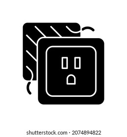 Schwarze Glyph-Ikone am Auslass verloren. Störung des Stromflusses Brandgefahr Fehlerhafte Steckdose. Lose Verbindungskabel. Silhouette-Symbol auf weißem Raum. Vektorgrafik einzeln