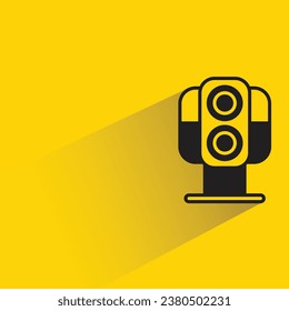altavoz con sombra sobre fondo amarillo