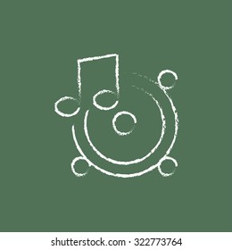 Altavoces con una nota musical dibujada a mano en tiza sobre un icono blanco vectorial de pizarra aislado en un fondo verde.