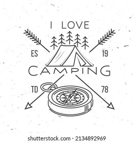 Me encanta acampar. Cita de campamento. Ilustración vectorial Concepto de camisa o logotipo, impresión, sello o tee. Diseño artístico de líneas antiguas con brújula, tienda y bosque. Campo de verano.