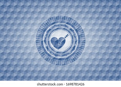 icono de amor dentro del emblema azul o placa con fondo abstracto geométrico de patrón poligonal.