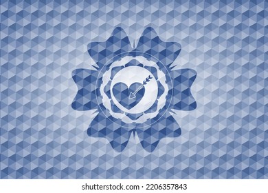 Liebessymbol in blauem Polygonal-Emblem. 