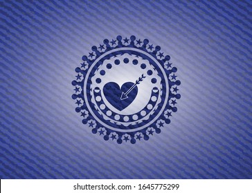 icono del amor dentro del emblema con fondo jean