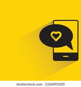 mensaje de amor con sombra sobre fondo amarillo