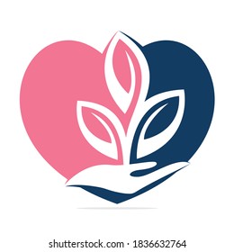 Love Plant in Hand Vector Logo Design. Natürliche Produkte in Herzform. Kosmetik und Spa Logo.