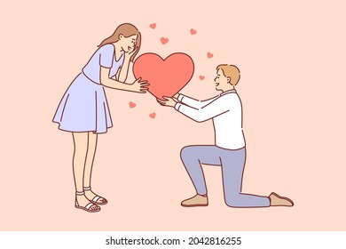 El amor, el romance y el concepto de citas. Joven sonriente amor Hombre y mujer conectando mitades de gran sentimiento de corazón rojo en ilustración de vector de amor 