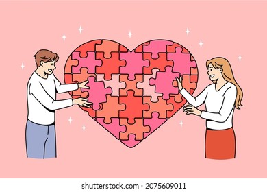 Amor por la unión y el concepto de romance. Joven pareja amorosa sonriente parado y formando un enorme rompecabezas cardíaco de piezas juntos ilustración vectorial 