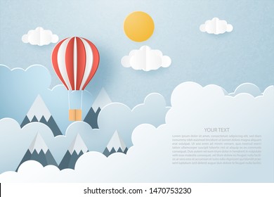 Banner de viaje, afiche, concepto de tarjeta de invitación. Origami hizo globo aerostático volando sobre nubes y fondo y espacio del cielo. Estilo de corte de papel de la ilustración del vector.