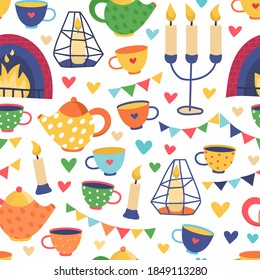 Schönes nahtloses Muster mit Tee, Teekanne, Tassen. Gemütlicher Tee, der in der Nähe des Kamins trinkt. Kerzen und bunter Papiergarten auf weißem Hintergrund. Fröhliche und warme Atmosphäre. Textildesign. Handgezeichneter Hintergrund