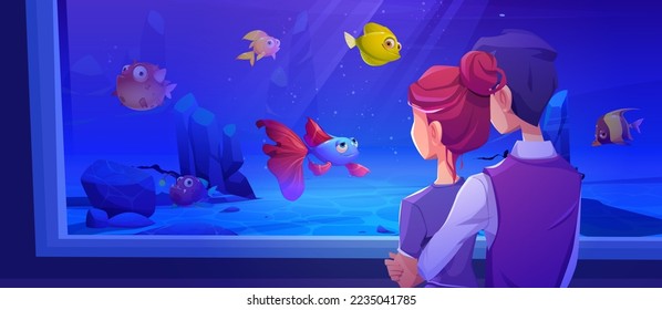 Una pareja encantadora está frente al acuario con peces. Un hombre joven abraza a una mujer desde atrás. Caricatura de personajes masculinos y femeninos miran a animales submarinos nadando en el agua en zoológico o oceanario, ilustración vectorial