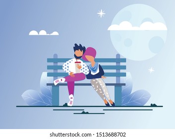 Pareja cariñosa viendo películas o danzas, visitando el cine al aire libre en horario nocturno sentada en el banco de la calle. Joven bebiendo refresco y mujer apoyándose en la ilustración de un monitor plano con hombros