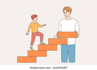 El padre amoroso construye una escalera para que el hijo suba ayuda con elecciones y decisión. Papá sonriente muestra su apoyo a los niños pequeños construyendo escaleras para caminar en la vida. Ilustración vectorial plana. 