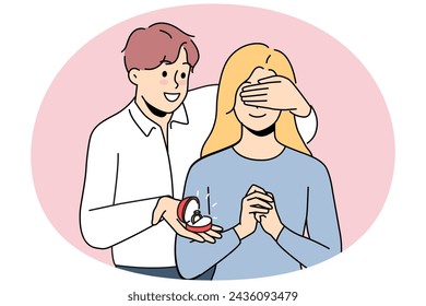 Hombre cariñoso cerca de los ojos de la mujer emocionada hacen propuesta de matrimonio. Chico sonriente sorpresa chica con anillo de compromiso. Desmalezamiento y relación. Ilustración vectorial.