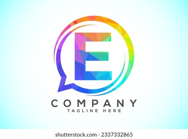 Alfabeto inglés poligonal bajo con un icono de charla de burbuja. Conversando sobre el concepto de logotipo de chat