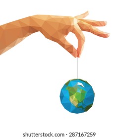 linke Hand aus Low-Poly-Polygon, die einen Globus mit Daumen und Zeigefinger hält.