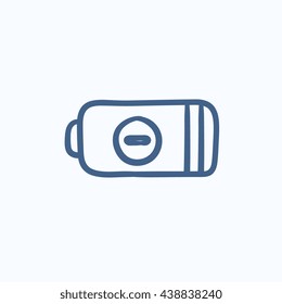Icono de esbozo vectorial de batería de baja potencia aislado en el fondo. Icono de batería de baja potencia dibujado a mano. Icono de esbozo de batería de baja potencia para infografía, sitio web o aplicación.
