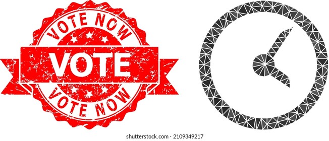 Lowpoly trianguló el reloj 2d ilustración, y Vote Ahora sello sucio. El sello rojo incluye el texto Vote Now dentro de la cinta. Icono de reloj vectorial lleno de triángulos.