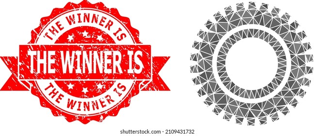 Ilustración del icono del reloj triangulado de baja polilla y imitación de sello de The Winner Is raspched. El sello rojo incluye la leyenda "El ganador" dentro de la cinta. Icono del piñón del reloj del vector lleno de triángulos.